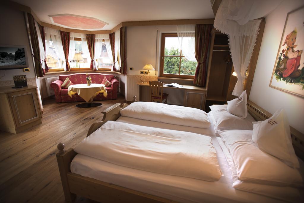 Hotel Garni Concordia - Dolomites Home Selva di Val Gardena Room photo